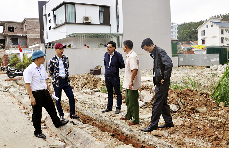 Đại diện chủ đầu tư dự án và cán bộ phường Bãi Cháy (TP Hạ Long) trao đổi với người dân khu phố 7 về tiến độ thực hiện dự án.