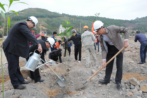Đồng chí Vũ Văn Diện, Phó Chủ tịch UBND tỉnh, tham gia trồng cây tại lễ phát động 