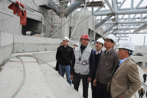 Sau khi tham gia lễ phát động trồng cây, đồng chĩ Vũ Văn Diện, Phó Chủ tịch UBND tỉnh đã đi kiểm tra một số dự án nằm trong Trung tâm Thể thao vùng Đông Bắc