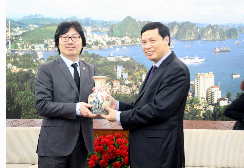 Đồng chí Nguyễn Đức Long, Phó Bí thư Tỉnh ủy, Chủ tịch UBND tỉnh trao quà lưu niệm cho Ngài Jean Vincent Place