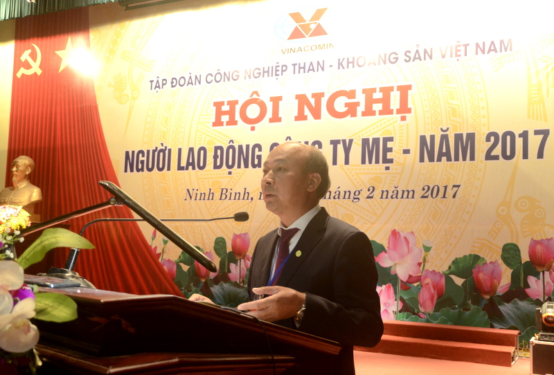 Đồng chí Lê Minh Chuẩn, Bí Thư Đảng bộ, Chủ tịch Hội đồng thành viên Tập đoàn Than-Khoáng sản Việt Nam báo cáo tới Hội nghị tình hình sản xuất kinh doanh năm 2016