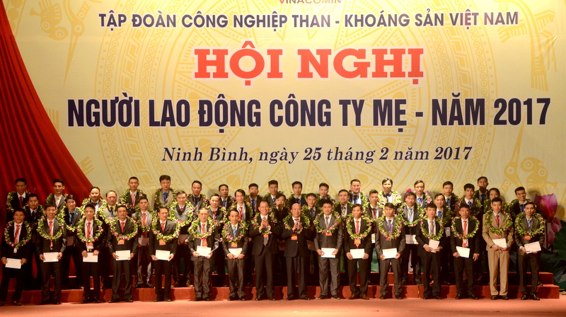Chủ tịch Hội đồng thành viên và Tổng Giám đốc Tập đoàn Than-Khoáng sản Việt Nam trao thưởng cho 46 công nhân thợ lò đã có thành tích xuất sắc trong lao động sản xuất