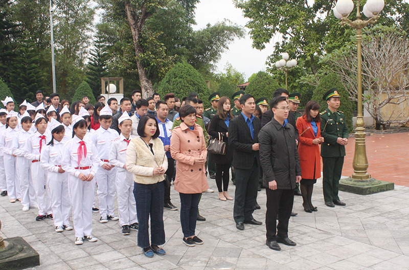 Đoàn đến dâng hương tưởng nhớ các anh hùng liệt sĩ tại Đài tưởng niệm  liệt sĩ Pò Hèn (xã Hải Sơn, TP Móng Cái).