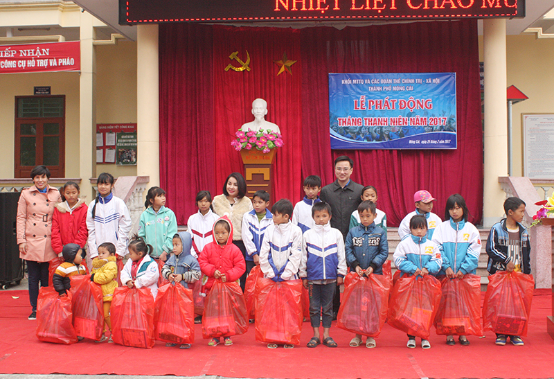 Hội LHTN Việt Nam tỉnh tặng quà cho trẻ em có hoàn cảnh khó khăn tại xã Hải Sơn, TP Móng Cái.
