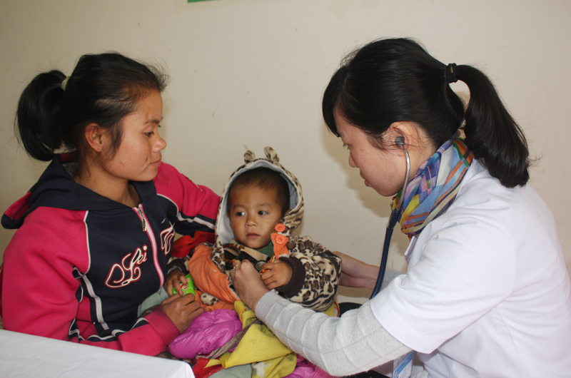 Đoàn TN Bệnh viện Việt Nam - Thụy Điển Uông Bí tham gia khám bệnh, phát thuốc nhân đạo cho người dân xã Hải Sơn, TP Móng Cái.