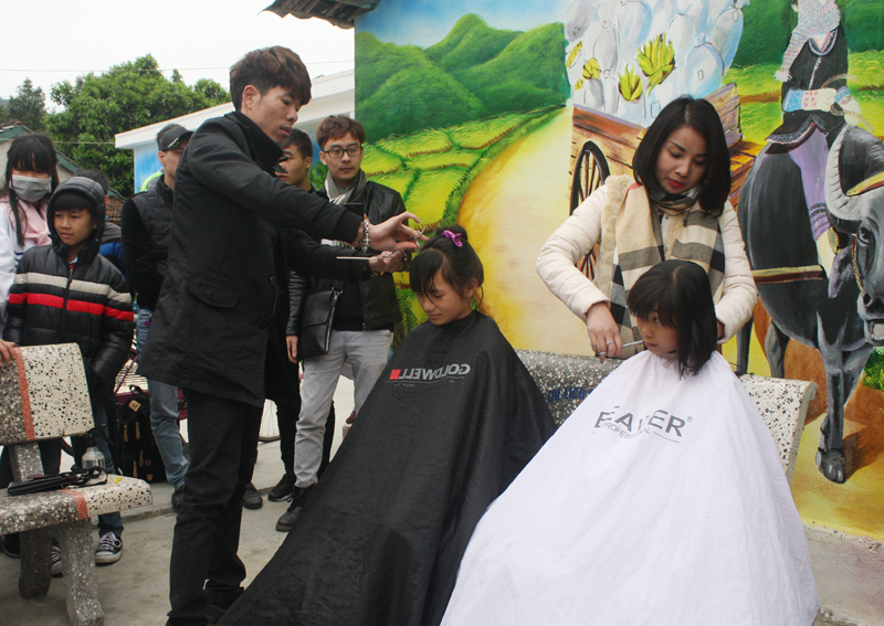 Tiệm làm tóc An Thoan phối hợp với đoàn tổ chức cắt tóc miễn phí cho trẻ em nghèo tại xã Hải Sơn, TP Móng Cái.