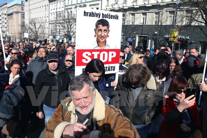Những người kinh doanh nhỏ và vừa ở Séc tham gia biểu tình phản đối EET tại Praha. (Ảnh: Trần Quang Vinh/Vietnam+)