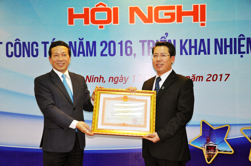 Phó Chủ tịch UBND tỉnh Nguyễn Văn Thành trao bằng khen của Thủ tướng Chính phủ cho đồng chí Trần Như Long, Phó Trưởng Ban Xúc tiến và Hỗ trợ đầu tư Quảng Ninh.