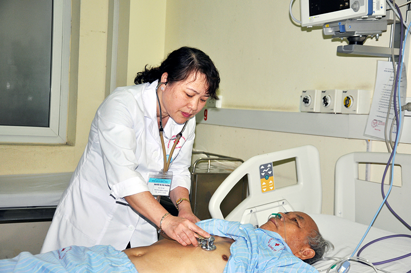 Bác sĩ Nguyễn Thị Thu Phương khám cho bệnh nhân Khoa Nội B, Bệnh viện Đa khoa tỉnh.