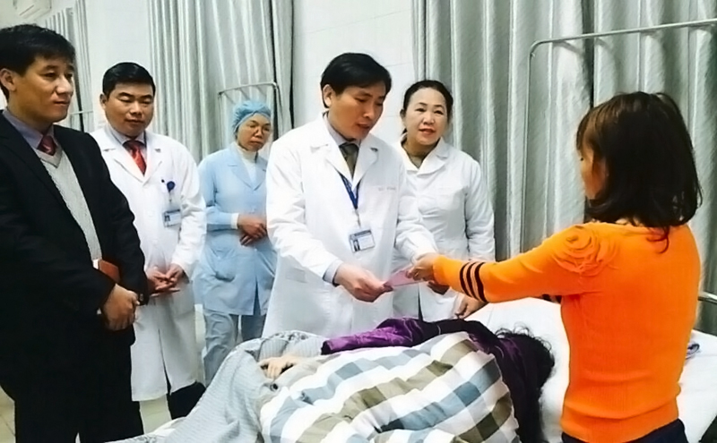 Bác sĩ Vũ Đức Phan thăm hỏi, trao quà Tết cho bệnh nhân điều trị tại Bệnh viện Lao và Phổi tỉnh nhân dịp Tết Nguyên đán 2017.