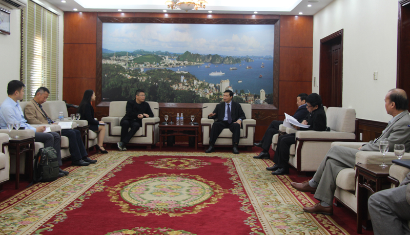 Chủ tịch UBND tỉnh Nguyễn Đức Long trao đổi với ông Hồng Thiên Chúc