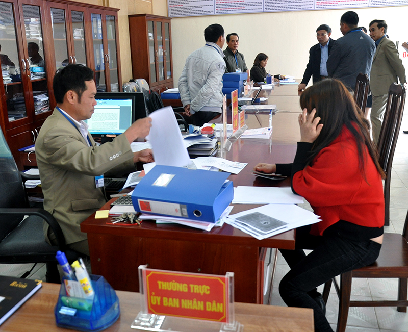Cán bộ Bộ phận tiếp nhận và trả kết quả hiện đại xã Phong Dụ  (huyện Tiên Yên) làm thủ tục cho người dân.
