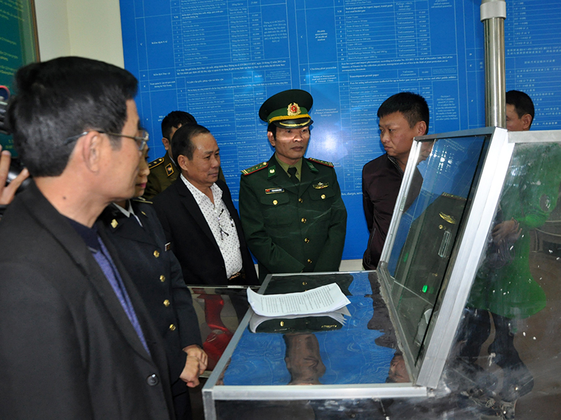Đoàn liên ngành của tỉnh kiểm tra công tác phòng, chống dịch cúm gia cầm tại Cửa khẩu quốc tế Móng Cái. Ảnh: Hữu Việt