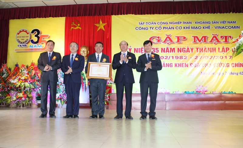 Đồng chí Lê Minh Chuẩn, Chủ tịch HĐTV Tập đoàn Công nghiệp Than-Khoáng sản Việt Nam trao bằng khen của Thủ tướng Chính phủ cho Công ty CP Cơ khí Mạo Khê.