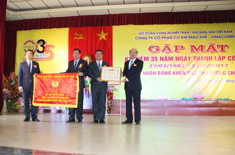 Tập đoàn Công nghiệp Than-Khoáng sản Việt Nam, Công đoàn Than-Khoáng sản Việt Nam tặng bằng khen và bức trướng cho Công ty.