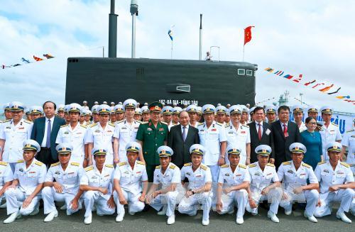 Thủ tướng Nguyễn Xuân Phúc với cán bộ, chiến sỹ tàu 187 - Bà Rịa-Vũng Tàu. Ảnh: Thống Nhất – TTXVN