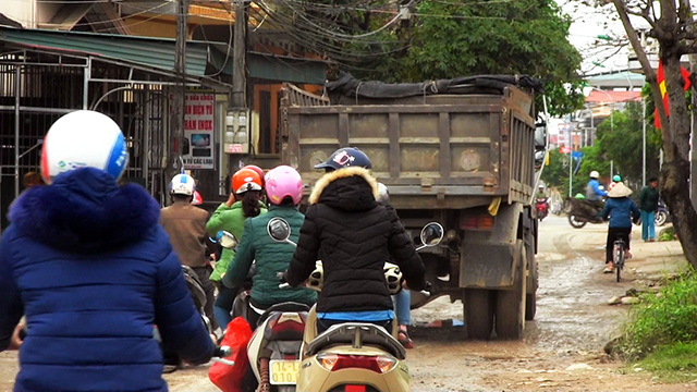 Xe tải cơi nới thành thùng phá nát đường giao thông huyện Hải Hà