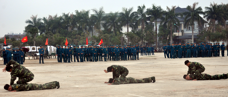 Lực lượng Bộ đội Biên phòng trên địa bàn TP biểu diễn võ thuật tại lễ ra quân. 