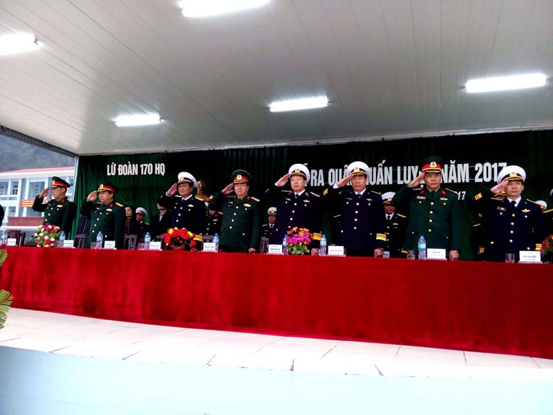 Thượng tướng Phạm Ngọc Minh, Phó Tổng Tham mưu trưởng Quân đội Nhân dân Việt Nam cùng các đại biểu tham dự duyệt đội ngũ của Lữ đoàn 170 Hải quân