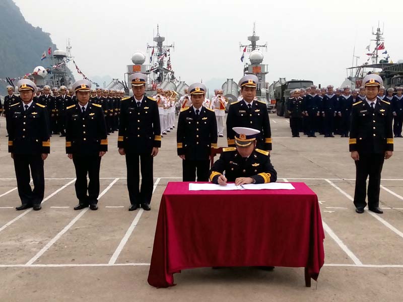 Chỉ huy các đơn vị trực thuộc Lữ đoàn 170 Hải quân ký giao ước thi đua năm 2017