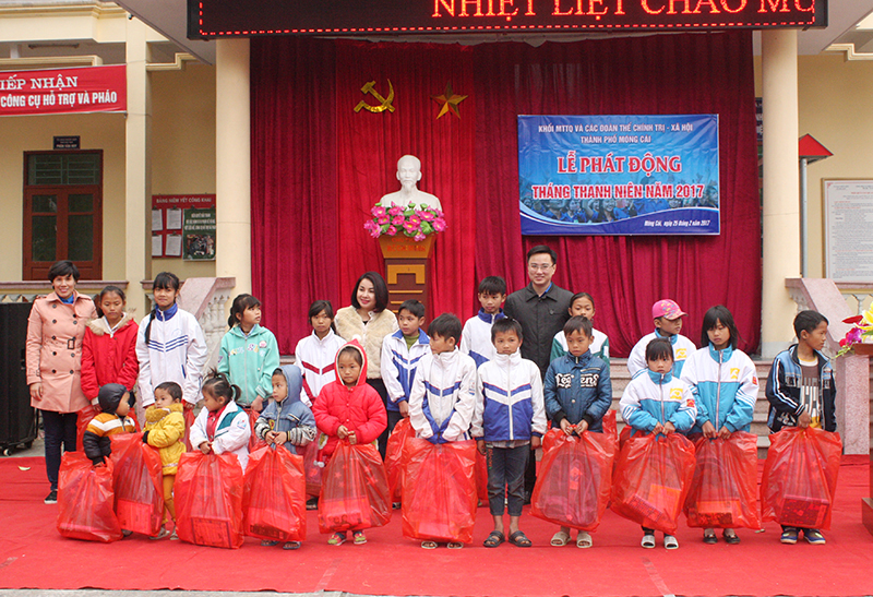 Hội LHTN Việt Nam tỉnh tặng quà cho trẻ em có hoàn cảnh khó khăn tại xã Hải Sơn  (TP Móng Cái) trong chương trình tháng 3 biên giới năm 2017.  Ảnh: Nguyễn Dung