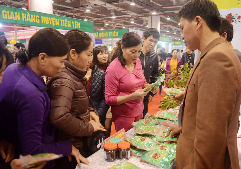 Các gian hàng bày bán sản phẩm OCOP tại Hội chợ OCOP Quảng Ninh 2017 luôn thu hút đông đảo người dân, du khách tham quan, mua sắm.