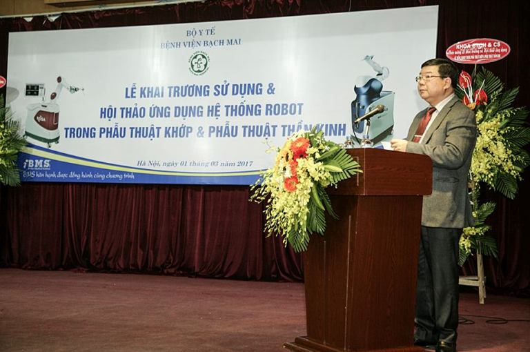Giám đốc Bệnh viện Bạch Mai Nguyễn Quốc Anh phát biểu tại buổi lễ. Ảnh: ĐT