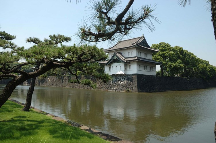  Công trình này được xây dựng trên địa điểm thành Edo xưa, nơi từng là đại bản doanh của chính quyền Mạc phủ Tokugawa - thế lực kiểm soát Nhật Bản từ năm 1603 - 1867. Kể từ năm 1869, Thiên hoàng Minh Trị rời thủ đô từ Kyoto đến Tokyo và chọn nơi đây làm Hoàng cung. Ảnh: Andi.flowrider.ch. 