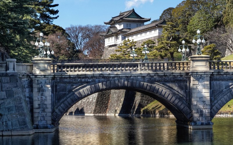  Địa điểm nổi tiếng nhất trong Hoàng cung là cây cầu Nijubashi. Cây cầu cùng cung điện Fushimi gần đó tạo nên một hình ảnh mang tính biểu tượng cho Hoàng cung Tokyo. Ảnh: Japan This. 