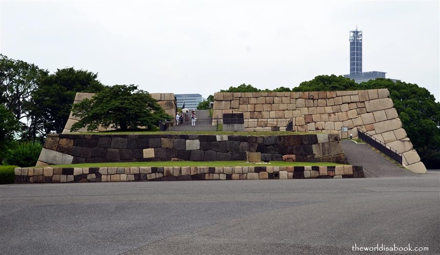  Ngoài ra, các di tích của thành cổ Edo cũng là địa điểm tham quan đáng chú ý trong Hoàng cung. Ảnh: The World Is A Book. 