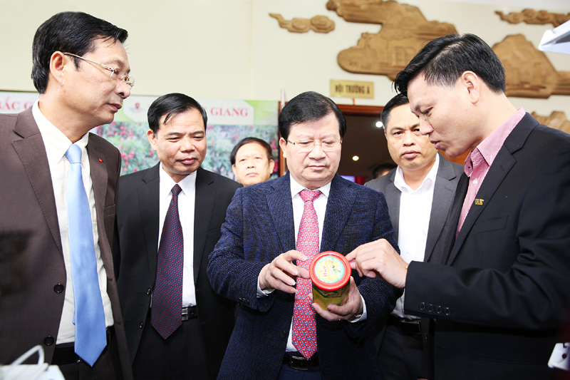 Đồng chí Trịnh Đình Dũng, Ủy viên T.Ư Đảng, Phó Thủ tướng Chính phủ cùng các đại biểu tham quan gian hàng trưng bày, giới thiệu các sản phẩm OCOP của Quảng Ninh