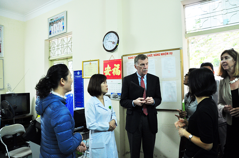 Đoàn công tác Viện Vệ sinh dịch tễ Trung ương (Cục Y tế dự phòng) kiểm tra, giám sát hoạt động Dự án Giám sát bệnh dựa vào sự kiện tại Trạm Y tế phường Hồng Hải, TP Hạ Long.