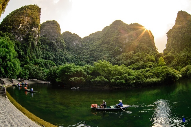 Danh thắng Tràng An, cách thành phố Ninh Bình 7 km, cách Hà Nội 96 km về hướng nam là điểm quay phim Kong: Skull Island kế tiếp sau Quảng Bình. Tràng An nằm trong quần thể danh thắng Tràng An được UNESCO công nhận di sản văn hóa và thiên nhiên thế giới năm 2014. Ảnh: Hachi8.