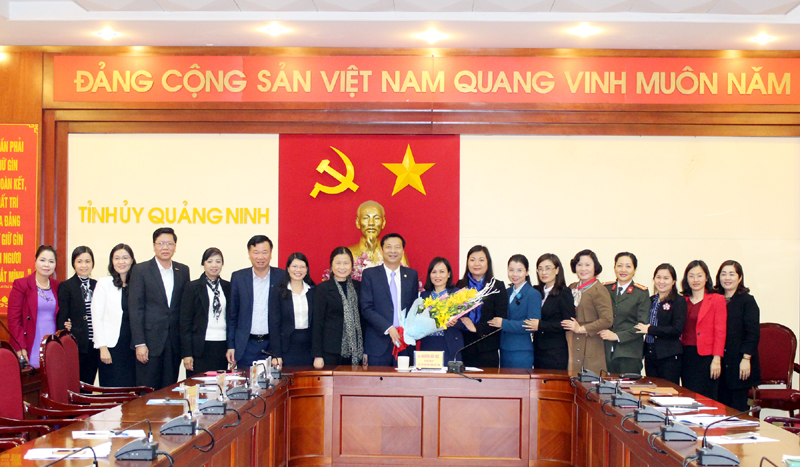 Đồng chí Bí thư Tỉnh ủy tặng hoa chúc mừng đoàn đại biểu phụ nữ tỉnh Quảng Ninh tham dự Đại hội đại biểu phụ nữ toàn quốc lần thứ XII.