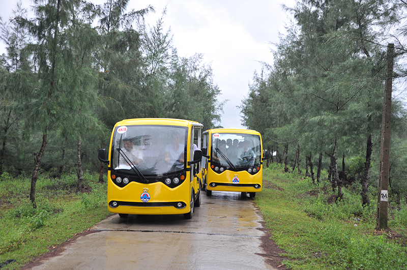 Xe điện đưa khách du lịch tham quan đảo Vĩnh Thực.
