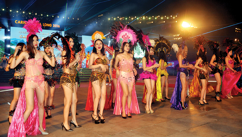 Các người mẫu, vũ công trong Carnaval Hạ Long 2016.
