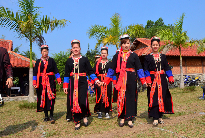 Chị em phụ nữ Dao duyên dáng trong trang phục truyền thống.