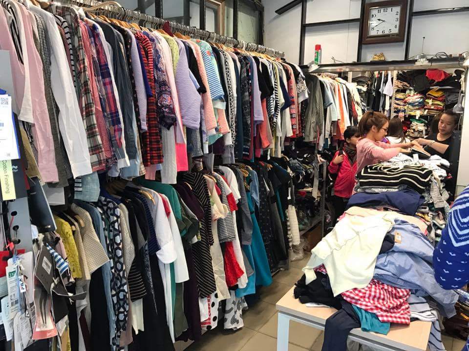 Mặc dù đã gần hết mùa đông, thế nhưng mặt hàng quần áo ấm vẫn còn nhiều tại cửa hàng thời trang số 29, phố Long Tiên (TP Hạ Long).