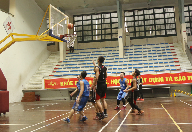 Trận đấu chung kết các CLB bóng rổ nam giữa CLB bóng rổ nam trường THPT Hòn Gai (TP Hạ Long) và THPT Lương Thế Vinh (TP Cẩm Phả)