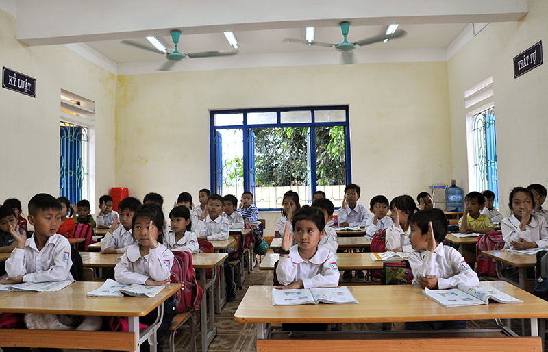 Học sinh khu tái định cư làng chài ở khu 8, phường Hà Phong, TP Hạ Long dần hoà nhập với các bạn cùng trường.