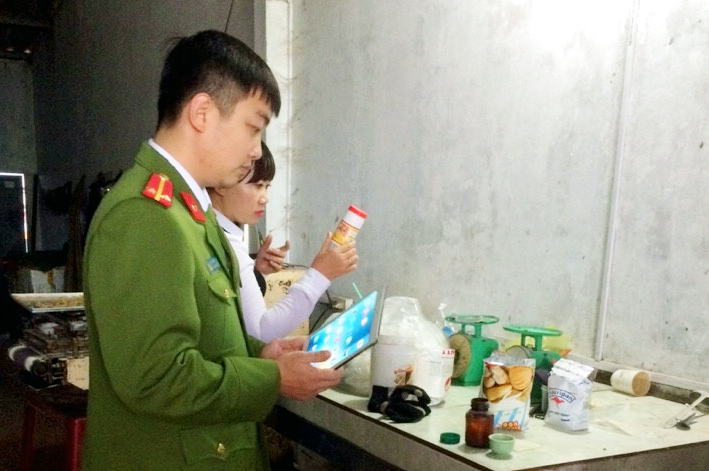 Lực lượng chức năng huyện Hoành Bồ kiểm tra các điều kiện về đảm bảo ATTP tại một cơ sở sản xuất thực phẩm trên địa bàn xã Thống Nhất (Hoành Bồ).
