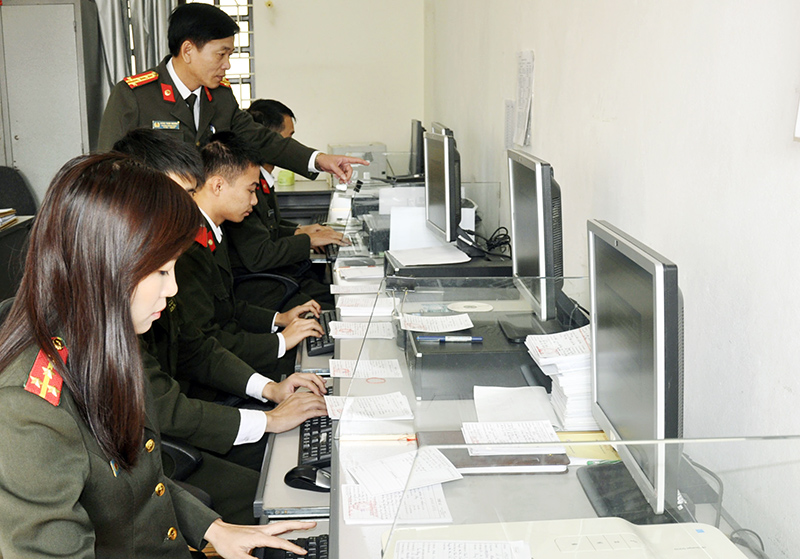Cán bộ, chiến sĩ Phòng Hồ sơ nghiệp vụ (Công an tỉnh) lập hồ sơ quản lý trên hệ thống máy tính.