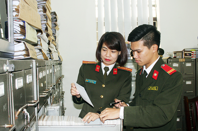 Thiếu tá Phạm Thị Thuý Hằng hướng dẫn cán bộ trong Đội Hồ sơ nghiệp vụ cảnh sát bổ sung, sắp xếp hệ thẻ thủ công.