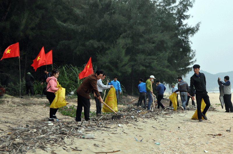 Các đoàn viên, hội viên các đoàn thể chính trị xã hội huyện Hải Hà và nhân dân, học sinh xã Cái Chiên cùng ra quân dọn vệ sinh môi trường
