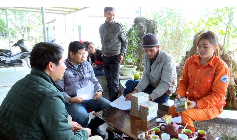 Hộ gia đình ông Nguyễn Đức Công, thôn Khe Khoai, xã Thống Nhất nhận tiền đền bù, bàn giao mặt bằng cho huyện Hoành Bồ, ngày 3-3.
