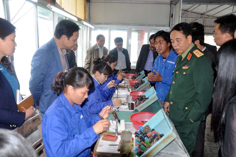 Đoàn khảo sát thăm quan khu vực cấy ngọc trai của Công ty TAIHEIYO SHENJU Việt Nam