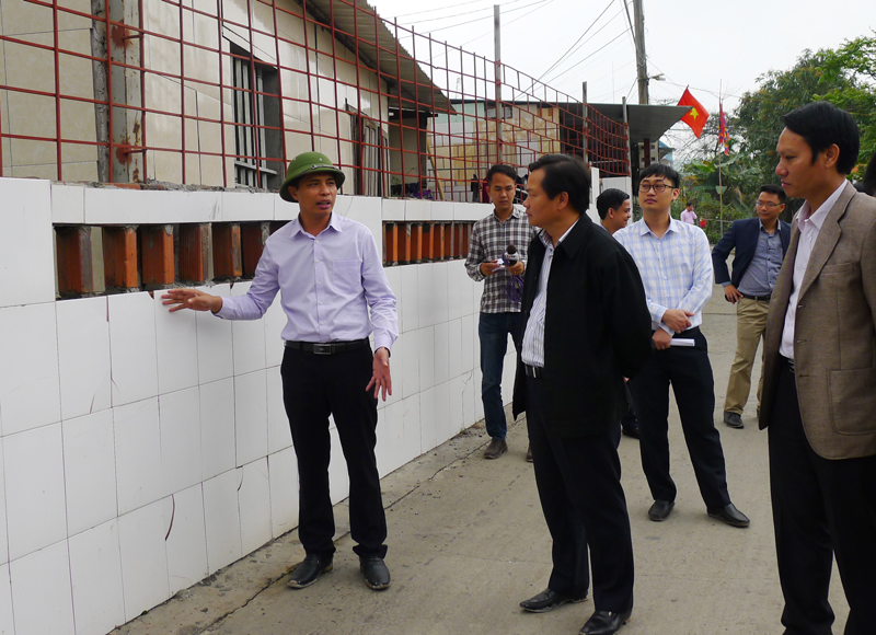 Đồngg chí Vũ Văn Diện, Phó Chủ tịch UBND tỉnh kiểm tra việc di dân ra khỏi vùng sạt lở nguy hiểm  tại phường Mông Dương