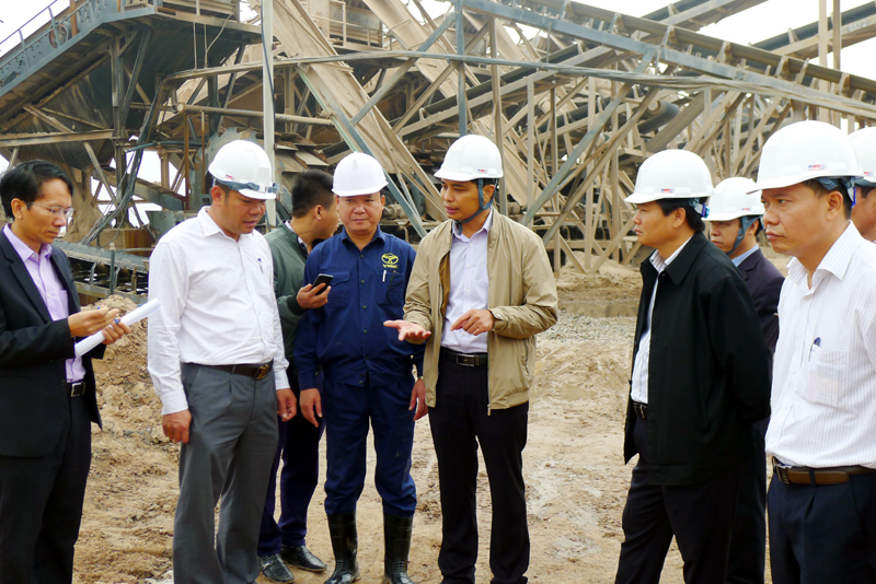 Đồngg chí Vũ Văn Diện, Phó Chủ tịch UBND tỉnh việc triển khai dự án sản xuất cát và vật liệu xây dựng từ đá thải mỏ của Công ty CP Thiên Nam tại phường Mông Dương