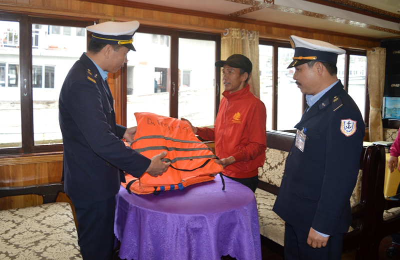 Cán bộ Cảng vụ đường thủy nội địa tỉnh kiểm tra các trang thiết bị an toàn trên tàu du lịch trước khi xuất bến.