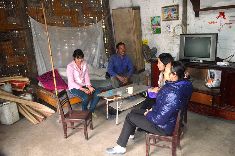 Các cán bộ Hội LHPN thị trấn Ba Chẽ đến tìm hiểu hoàn cảnh gia đình chị Lục Thị Kiêm (ngoài cùng, bên trái) là hộ nghèo trú tại khu 6, thị trấn Ba Chẽ.